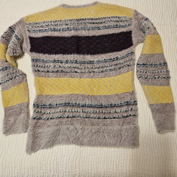 Hem & Thread Sweater Size Large - Picture 3 of 5